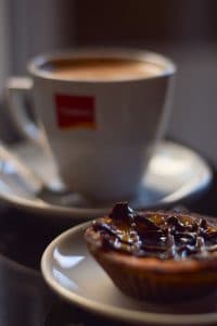 Delicioso desayuno en Natas D'ouro café acompañado de nata de sabores