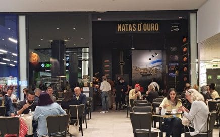 Personas disfrutando de un café con natas en el local de Vialia