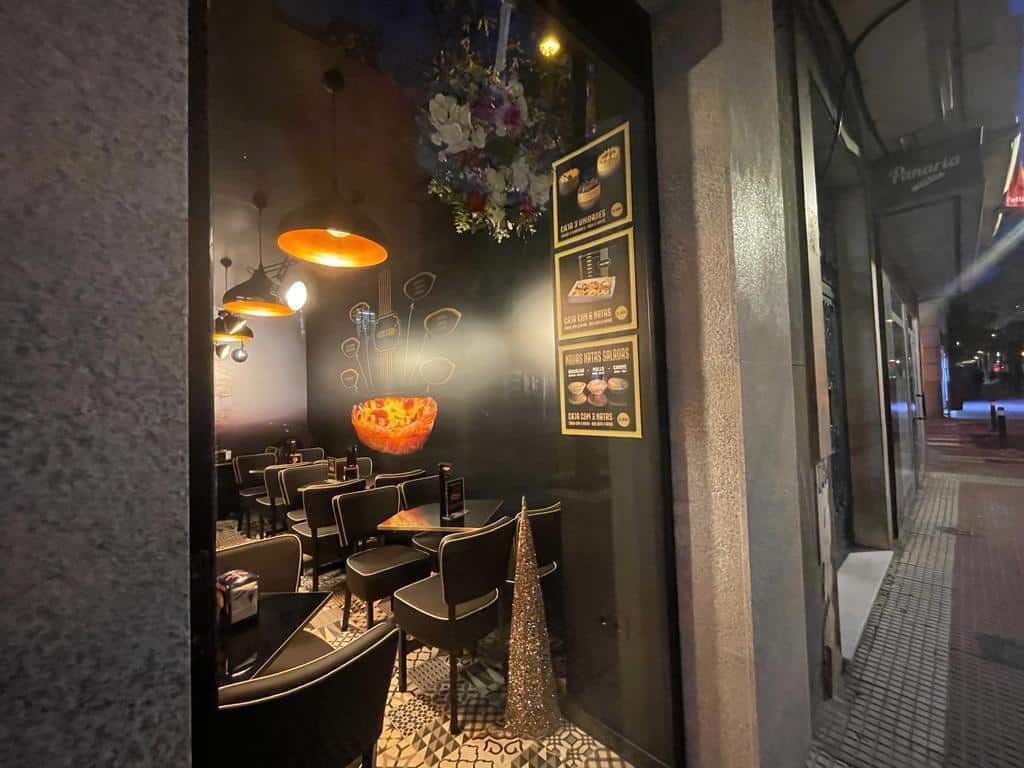 Interior de cafetería Natas D'Ouro Madrid desde la calle