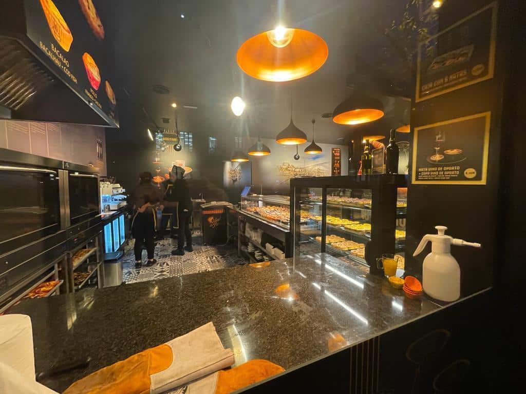 Detalle del mostrador interior en cafetería Natas D'Ouro Madrid